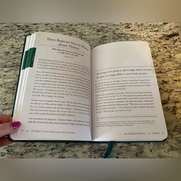 Pathway to Victory Daily Devotional Dr. Robert Jeffress 2023 Biblical Bible book - Picture 4 of 6